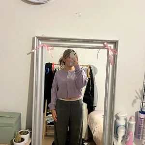 Lila stickad tröja  - En fin lila stickad tröja knappt använd! Från hm i storlek M.