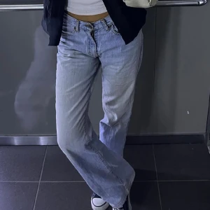 Lågmidjade vida jeans - Dom snyggaste jeansen jag någonsin haft på mig och ägt. Tyvärr har dom blivit för små för mig… men längden är precis perfekt för den som är runt 167-169cm! Blekta och sitter som en smäck, perfekt vida. 