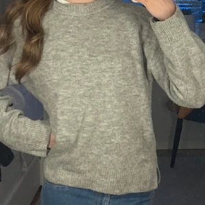 Två Stickade Zara tröjor - Stickade tröjor från Zara storlek 152 men funkar som XS, säljer då jag inte gillar stickade tröjor, super bra skick, en kostar 150kr två kostar 275kr ( skriv för mer bilder och kan sänka priset 💗)