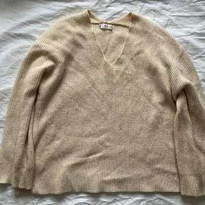 Stickad tröja - Stickad beige tröja från Mango. Jätteskön i materialet. Strl L. V-ringad. Lite sminkfläckar i kragen (bild 2). Hör av er vid frågor! 😊 Frakten inkluderad i priset. 