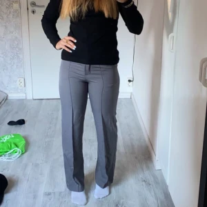 Kostymbyxor  - As fina Kostymbyxor från MADLADY, men är tyävrr för små för mig🥰 Strl 34i midjan och 36i längden 