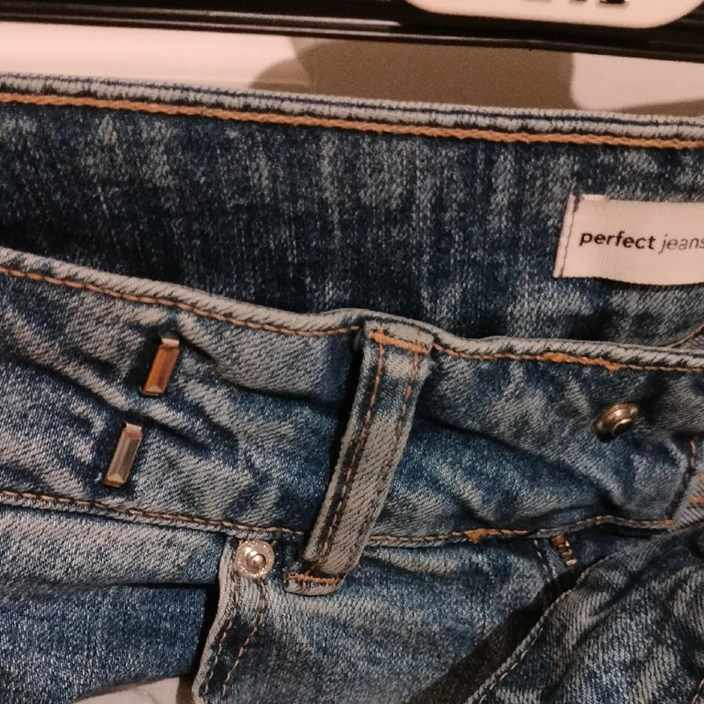 Superfina bootcut jeans med midwaist/low waist från Gina Tricot💕. Stl 32, W: 73,5 cm/ L: 78 cm. Köptes för ca 500 kr- säljs för 350 kr. Vid frågor tveka inte att kontakta.🥰💕. Jeans & Byxor.