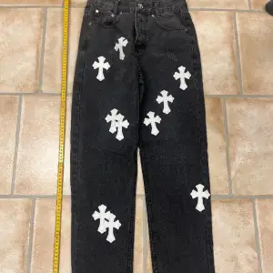 Chrome hearts jeans i bra skick