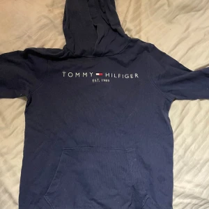 tommy hilfiger hoodie  - använd fåtal gånger storlek xs bra skick 