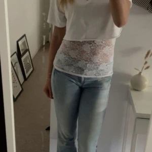 Spetslinne  - Fint Spetslinne från H&m som passar perfekt under en croppad t-shirt, liknande den på bilden men det är inte samma 🥰 Första bilden är tagen från Pinterest, skriv för egna 🥰