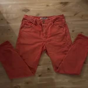 Jeans - Korall jeans med slitningar