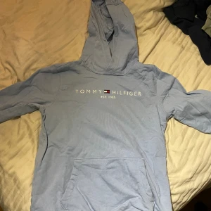 tommy hilfiger hoodie - nyskick aldrig använd storlek 176 men passar som s 