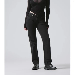 Weekday arrow jeans  - Säljer nu mina supersnygga jeans från weekday i storlek 25/34, jag är strax över 170cm.   Köptes för 590kr, mitt pris 300 
