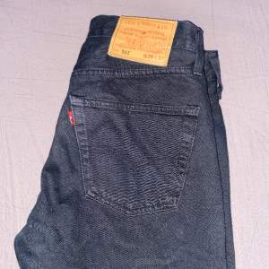 Levis jeans i storlek 29/32, endast testade, 10/10 skick. köpta för 1099kr säljer för endast 450kr. Bara att skriva om du vill ha fler bilder eller om du har några funderingar!