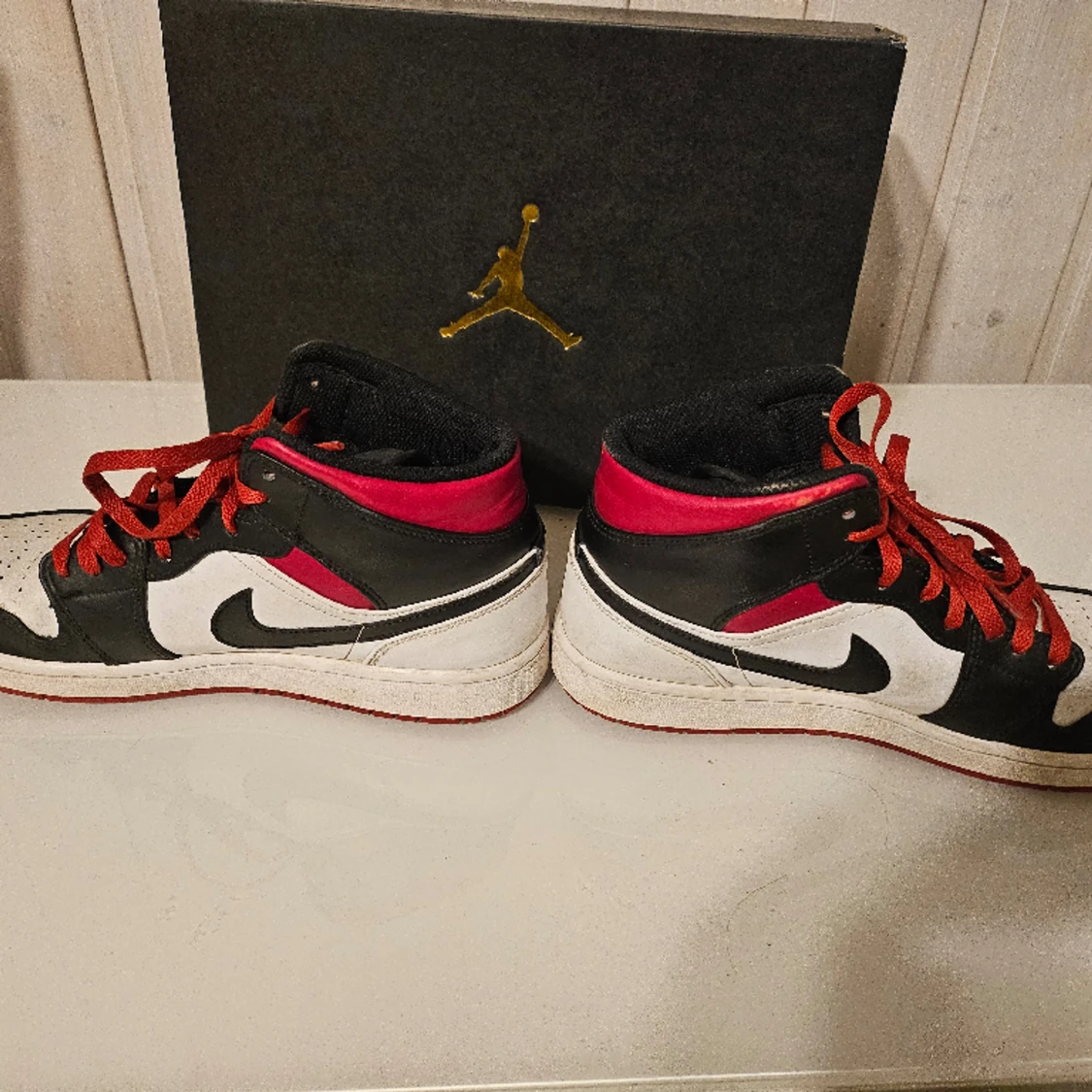 Jordan 1 mids