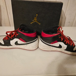 Jordan 1 mids - Inköpta på Footlocker i Stockholm, juli 2023. Använda under hösten. Fint skick, storlek 44. Kommer med originalkartong. 
