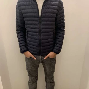 Colmar jacka - Säljer en colmar jacka i fint skick. Modellen är 185cm lång och väger 68kg. Nypris ligger runt 3700kr! Fler frågor i DM! GÅR NER I PRIS VID SNABB AFFÄR!