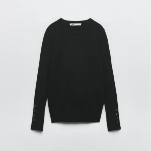 Svart Zara tröja med guldknappar - Säljer nu denna superfina finstickade tröja med guldknappar ifrån Zara då den tyvärr inte kommer till någon användning längre. Köptes för 299 kr, men kan vid snabb affär tänka mig att gå ner ännu mer i pris!🤍