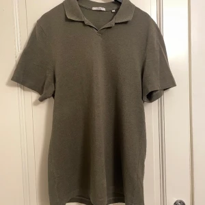 Vincent poloshirt  - Olivgrön vincent poloshirt från bläck köpt på MQ. Size M och passar mig bra som är 183. Perfekt till sommaren. Knappt använd alls. Nypris 400 kr