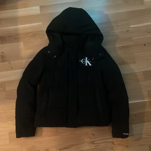 Calvin Klein Damjacka - Säljer syrrans jacka. Kan skicka mått osv om det skulle behövas. 