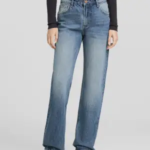 Säljer mina bershka jeans som är jättefina men säljer pågrund utav att dom blivit för små i storleken❤️