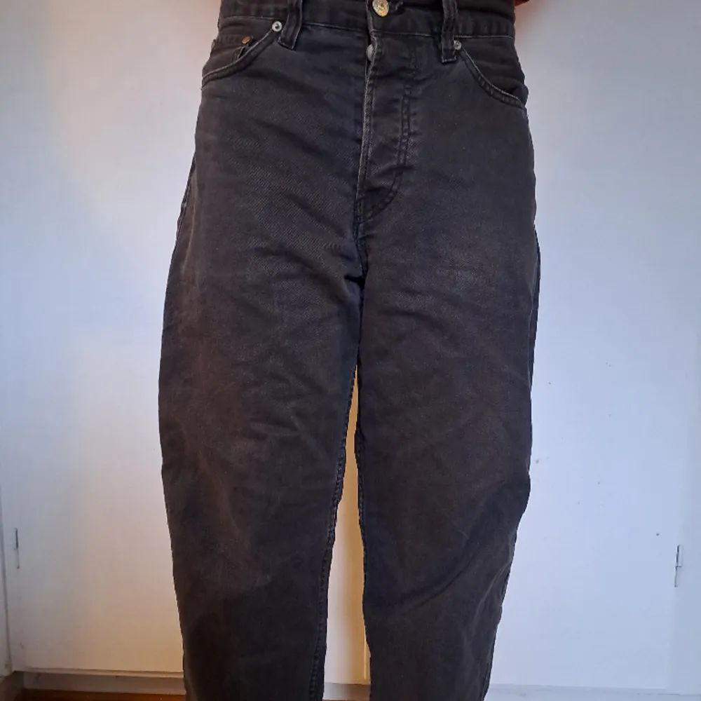 Jag säljer dem här svarta loose fit jeansen p.g.a att de inte kommer till användning. Passar allt, skick 9/10. Priset är inte huggit i sten. Jeans & Byxor.