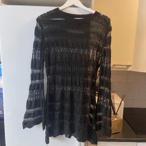 Strandklänning/cover up - Säljer en strandklänning/cover up i tunt typ ”/stickat” material, perfekt för stranden eller poolen att ta på över badkläderna 🫶🏼
