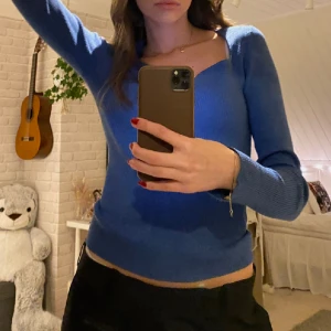 Blå ribbstickad tröja - Uringad ribbstickad tröja i blå från hm, använd enstaka gånger