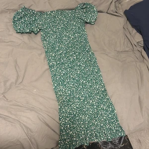 Klänning  - Bra skick, sitter tight när man tar på sig den så att former syns. Fin till midsommar!