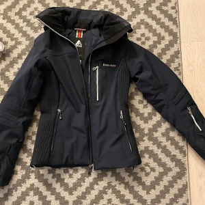 8848 jacka  - Jätte snygg skidjacka perfekt till sportlovet eller påsken! Varm och skön samt snygg! Nypris är 4000kr. Funkar utmärkt att ha hjälm under luvan och även en tjockare tröja o underställ under jackan🥰 (kan gå ner i pris vid snabb affär).