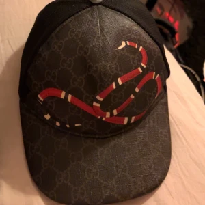 Gucci king snake keps - Det enda bytet jag tar imot är svart LV mössa och jag möts bara ingen post kan mötas i Jönköping och Stockholm original pris 4000