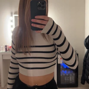 Tröja - En croppad stickad tröja ifrån Lager 157, super fin och önska den satt som jag vill att den ska sitta men tyvärr inte så säljer den💕🫶🏼