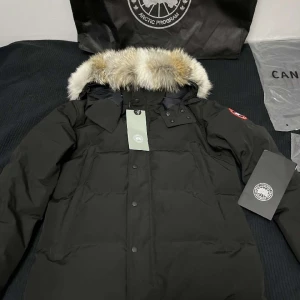 Canada goose wyndham - Helt ny canada goose wyndham parka i storlek M, pris kan diskuteras!