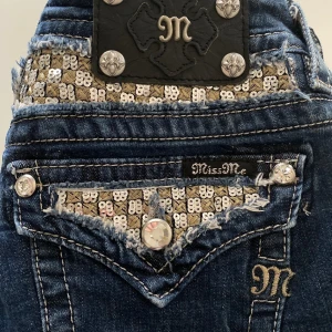 MissMe str 26 straight  - Poulära Y2K jeans från missme. Storlek 26 innerbenet mätter 84,5 cm. Har flera olika modeller ute. 98%cotton, 2 % elastan. Dessa är straight 