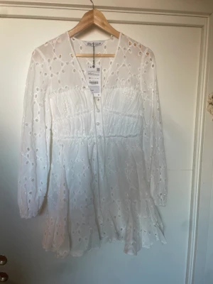 Vit klänning  - Säljer den supersöta klänning från zara i storlek xs. Skulle rekommendera att man är under 170 då den är ganska kort på mig som är 178. Aldrig använd och perfekt till studenten 