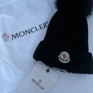 Moncler mössa  - Helt fin oanvänd moncler mössa med äkta pälsboll. Vid intresse skicka dm 
