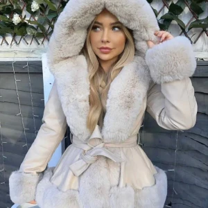 Helt ny oöppnad tiktok känd jacka  - Helt ny endast provad, strl L Jättefin på passar inte min kroppsform