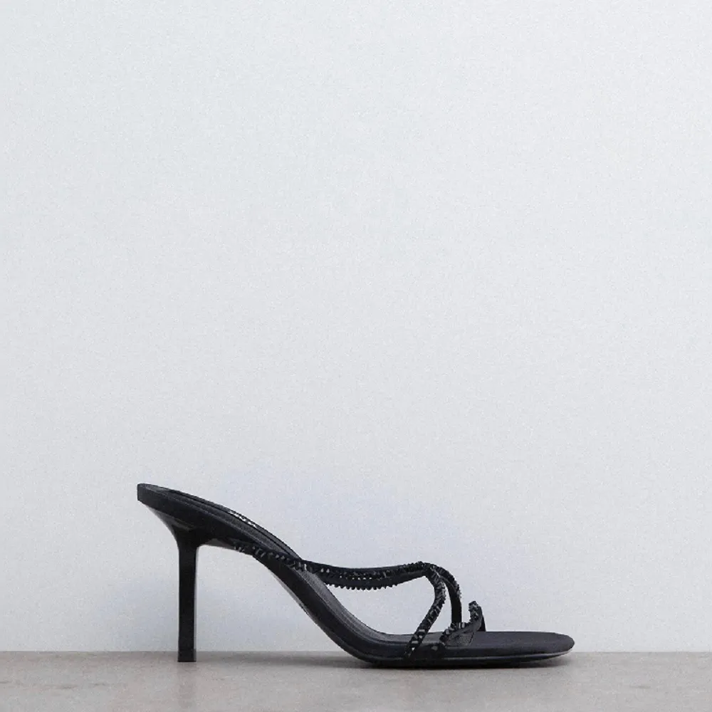 Svarta högklackade sandaler från Zara.  Aldrig använda, lappen sitter kvar.  Inköpta för typ 1 år sen, finns inte kvar på Zara. . Skor.