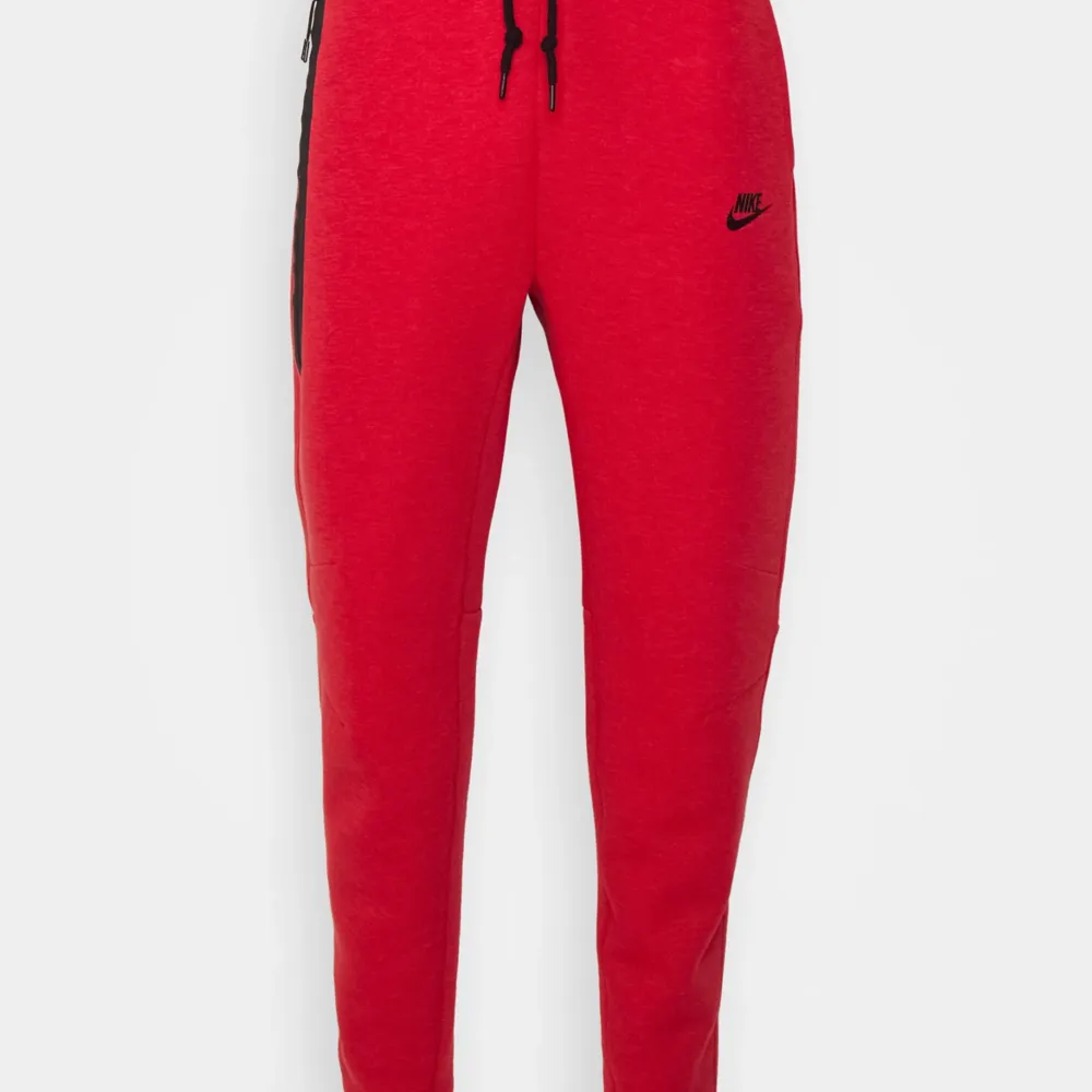 Röda tech fleece byxor(låndade bilder)fråga för fler bilder❤️köper står för frakt pris,”gamla” modellen hitta inga bilder form hemsidan. Jeans & Byxor.