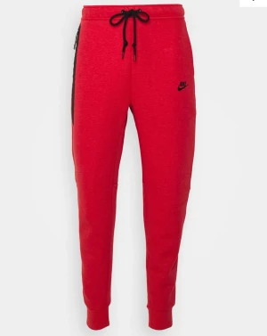 Nike tech fleece  - Röda tech fleece byxor(låndade bilder)fråga för fler bilder❤️köper står för frakt pris,”gamla” modellen hitta inga bilder form hemsidan
