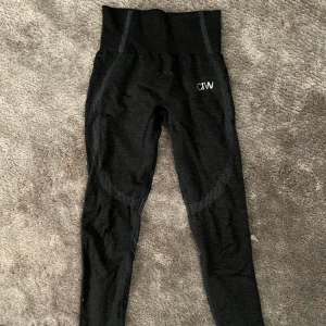 Gymtights - Så snygga tights från ICIW som sitter ursnyggt på! Lägre pris då sömmen i fotleden gått upp vågrätt, men det syns inte på. Skriv för fler bilder💙