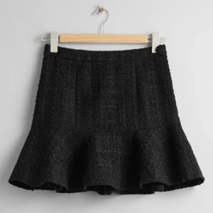 Tweed Kjol - Helt oanvänd med prislapp kvar! Jättefin svart kjol som jag köpte i höstas men den passade inte mig💗 Glömde lämna tillbaka den så det är för sent nu, men prislapp och även kvitto om det skulle önskas finns kvar