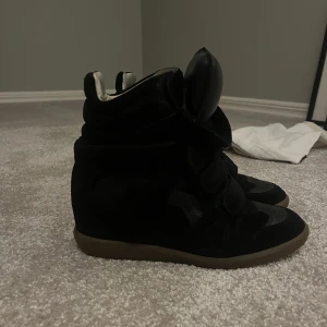 Isabell marant skor  - Svarta Isabell marant i storlek 38 skor köpa på vestiaire collective. Jätte fint skick och dust bag kommer med!! Skirv för fler bilder🫶🏼