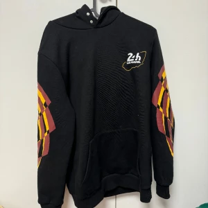 Helt Ny hoodie  - Helt ny Hoodie i storlek Small men är oversize passform säljs för 230kr.