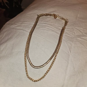 Halsband - Halsband från mango köpta för runt 200 kr i spanien💓 endast använda 1 kväll, så är i nyskick!