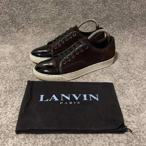 Tjena! Säljer nu dessa nästan helt nya Lanvin skorna i en väldigt populär färg🤩 riktigt fint skick🔝 storlek 43 men passar 44💯 köpta för: 5000 kr. Mitt pris: 2599🙌🏼 hör av dig vid minsta funderingar mvh EBRESELL🔝