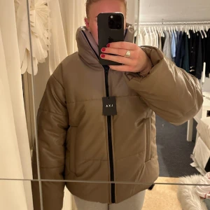 LXA JACKA  - FAUX LEATHER PUFFER JACKET - TAUPE. Säljer denna dunjacka från Linn Ahlborgs egna märke! aldrig använd. Nypris på LXA hemsida är 1199kr. Säljer min för 650kr❤️Hör av dig om du har några funderingar! 