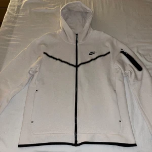 Nike Tech Phantom White - Nike Tech Phantom White. Inprencip helt ny har bara använt den en gång då den inte var något för mig så den är precis som ny. Såklart äkta och inga skador. Väldigt bekväm med en modern design. Original priset är 1350kr.