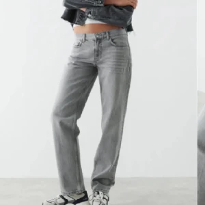 Low straight jeans  - Storlek 42 man passar mig som brukar ha 40! Använda få gånger så i bra skick!