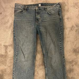 Jättefina midwaist raka jeans från hm i superbra skick! Använd fåtal gånger💘