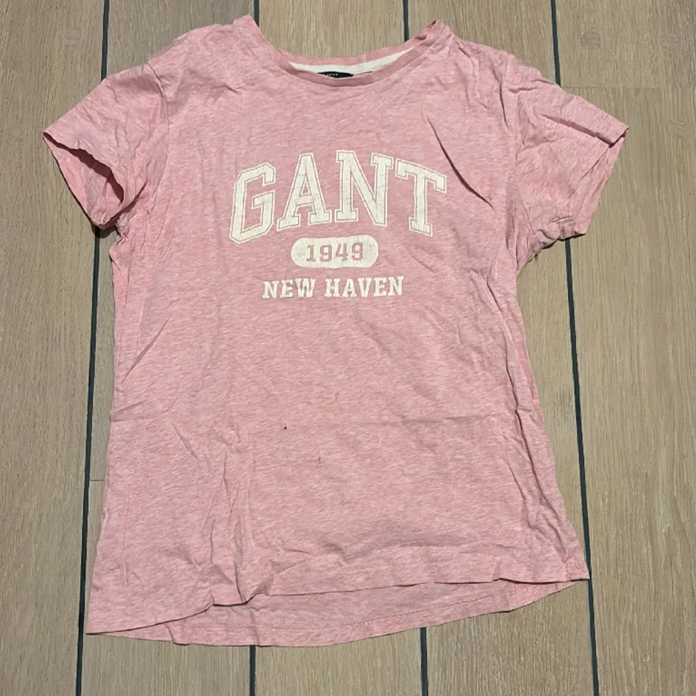 T-shirt från Gant, väldigt väl använd. Nypris 350kr.. T-shirts.