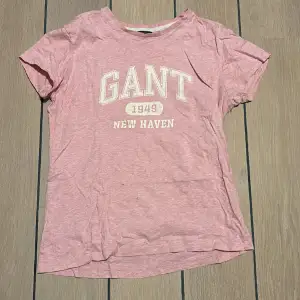 T-shirt från Gant, väldigt väl använd. Nypris 350kr.