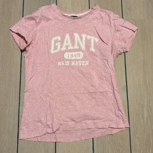 Gant T-shirt - T-shirt från Gant, väldigt väl använd. Nypris 350kr.