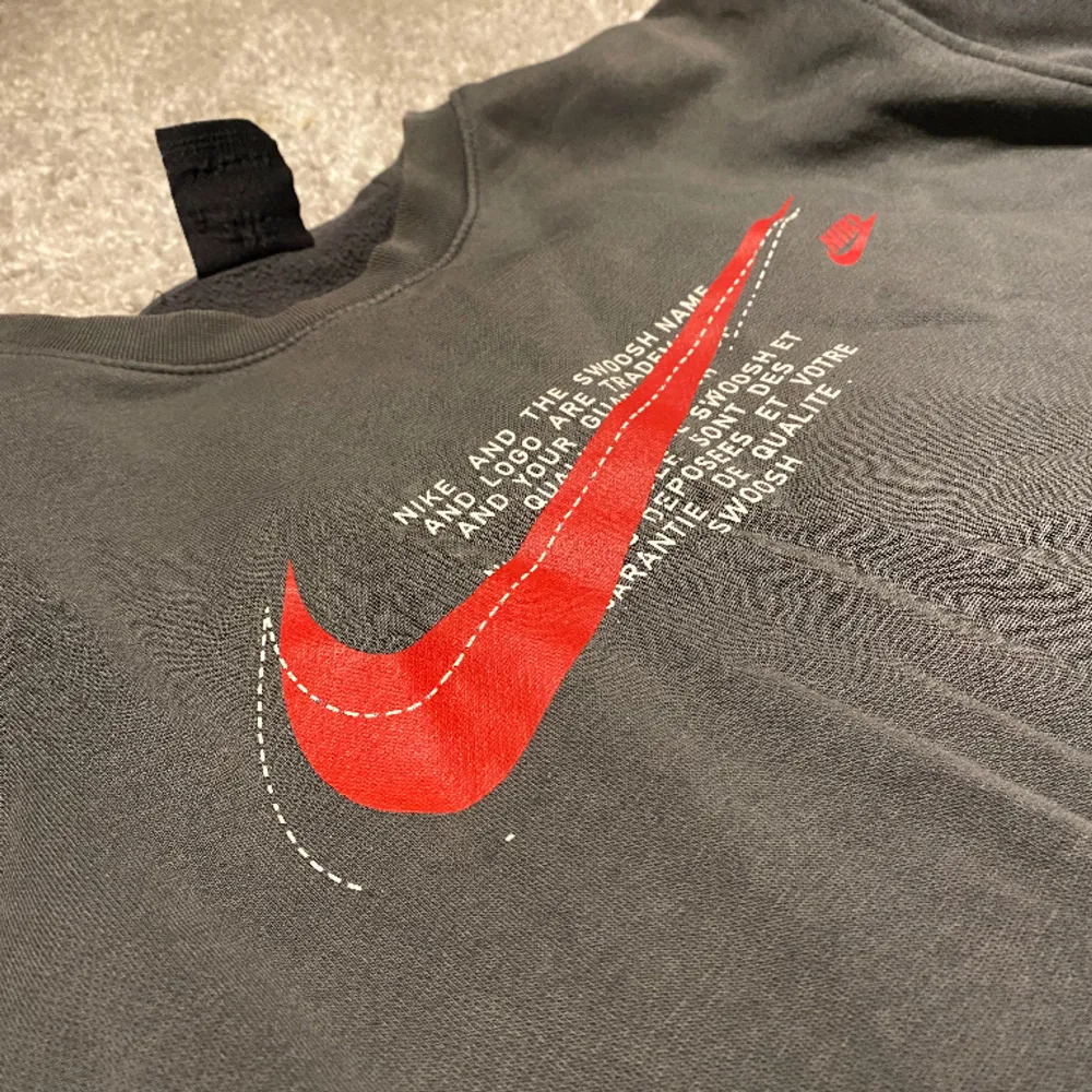 Säljer en Nike sweatshirt, med lite trasig detaljer på ”stygnen vi kike logan”.. Hoodies.