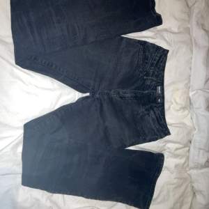 Svarta bootcut jeans nästan aldrig använd, bra skickt!💞